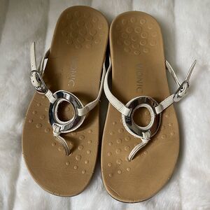Vionic karina comfort thong sandals beige with silver tone ring accent size9